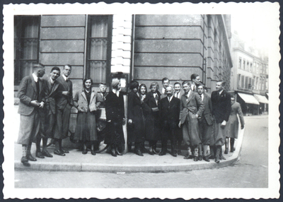 606500 Groepsportret van een groep jongeren voor het Stadhuis (Stadhuisplein) te Utrecht, op de achtergrond Oudkerkhof.